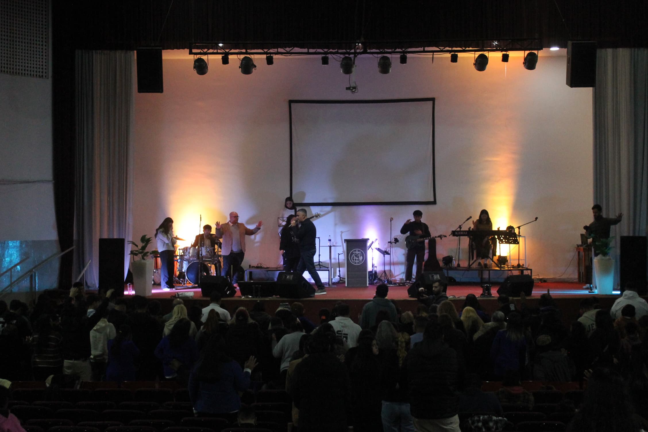 Culto en el auditorio de Manantial de Avivamiento